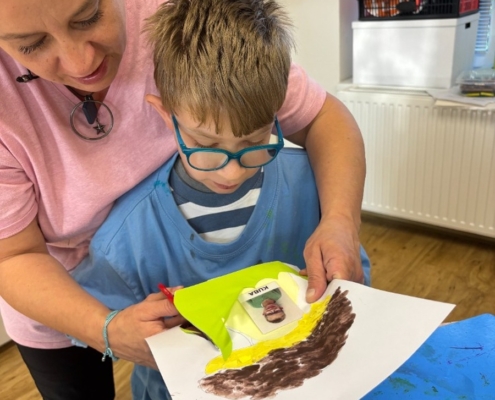 Výroba hříbků z barevného papíru