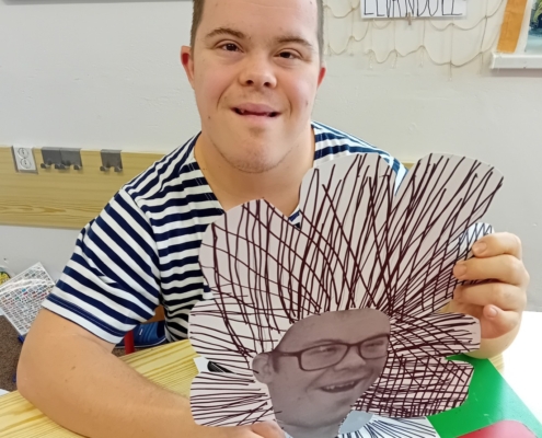 ve výtvarné výchově popustili fantazii a nakreslili sobě i pedagogům vlasy