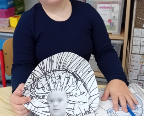 ve výtvarné výchově popustili fantazii a nakreslili sobě i pedagogům vlasy