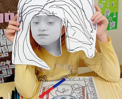 ve výtvarné výchově popustili fantazii a nakreslili sobě i pedagogům vlasy