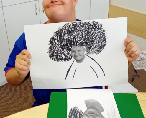 ve výtvarné výchově popustili fantazii a nakreslili sobě i pedagogům vlasy