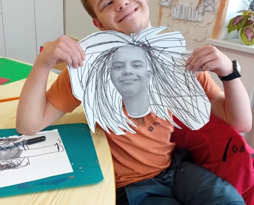 ve výtvarné výchově popustili fantazii a nakreslili sobě i pedagogům vlasy