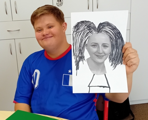 ve výtvarné výchově popustili fantazii a nakreslili sobě i pedagogům vlasy