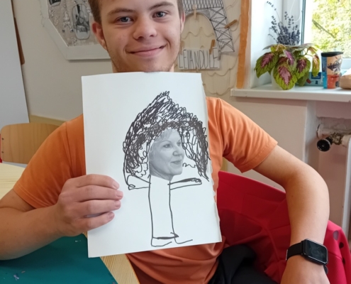 ve výtvarné výchově popustili fantazii a nakreslili sobě i pedagogům vlasy