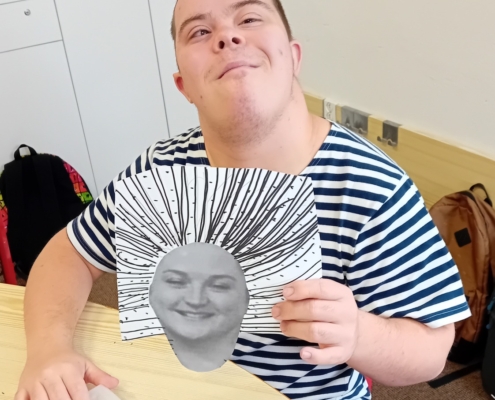 ve výtvarné výchově popustili fantazii a nakreslili sobě i pedagogům vlasy