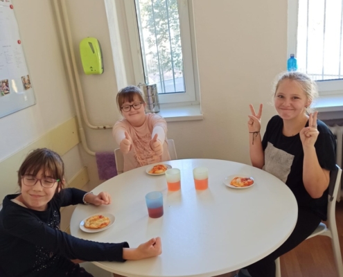 Pizza šneky s kečupem, chedarem, goudou a šunkou