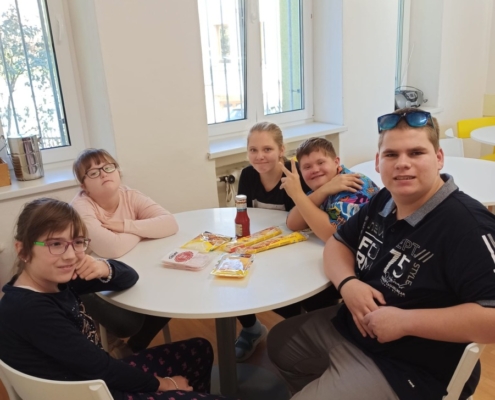 Pizza šneky s kečupem, chedarem, goudou a šunkou