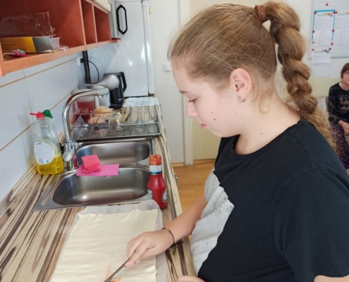 Pizza šneky s kečupem, chedarem, goudou a šunkou