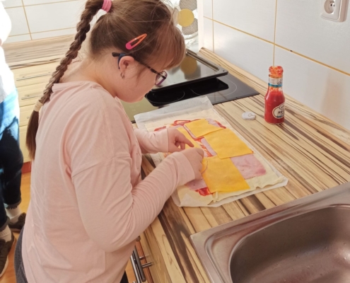 Pizza šneky s kečupem, chedarem, goudou a šunkou