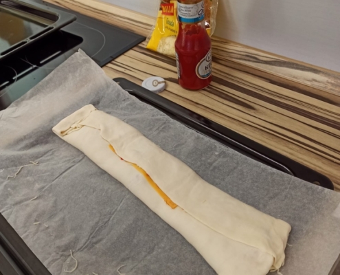 Pizza šneky s kečupem, chedarem, goudou a šunkou