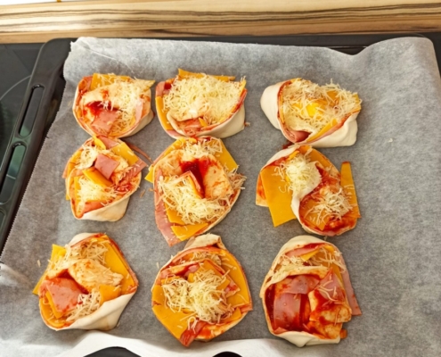 Pizza šneky s kečupem, chedarem, goudou a šunkou