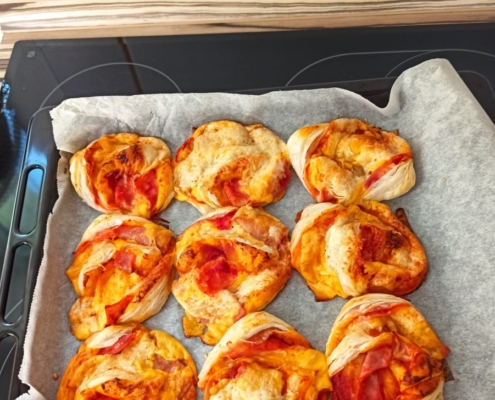 Pizza šneky s kečupem, chedarem, goudou a šunkou