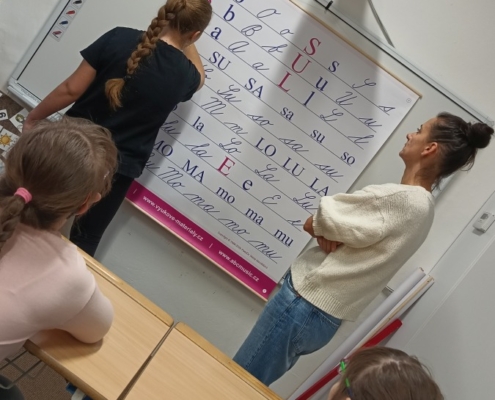 Píšeme, lepíme, názorně ukazujeme a čteme