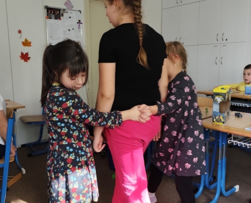 modelování s plastelínou, hrátky s figurkami a plastovými zvířátky