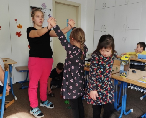 modelování s plastelínou, hrátky s figurkami a plastovými zvířátky