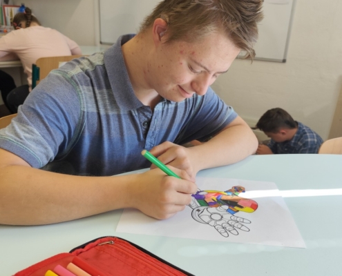 modelování s plastelínou, hrátky s figurkami a plastovými zvířátky