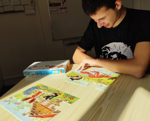 modelování s plastelínou, hrátky s figurkami a plastovými zvířátky
