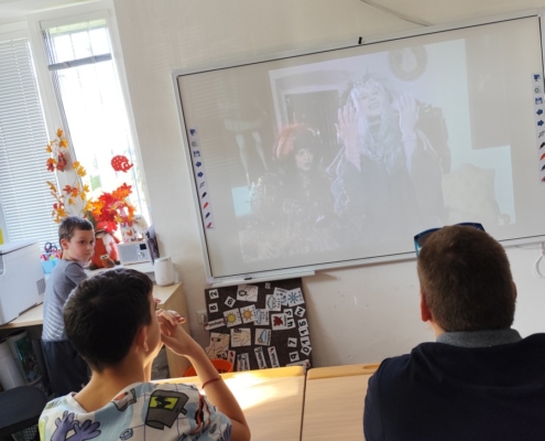 modelování s plastelínou, hrátky s figurkami a plastovými zvířátky