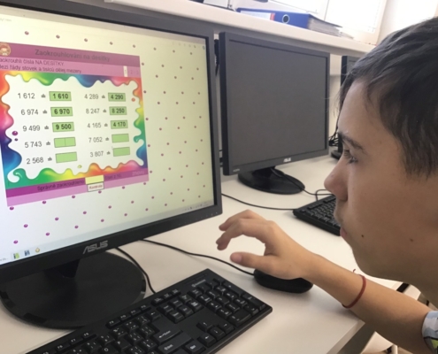 Výuka ve třídě, v PC učebně, vycházka a beseda v knihovně