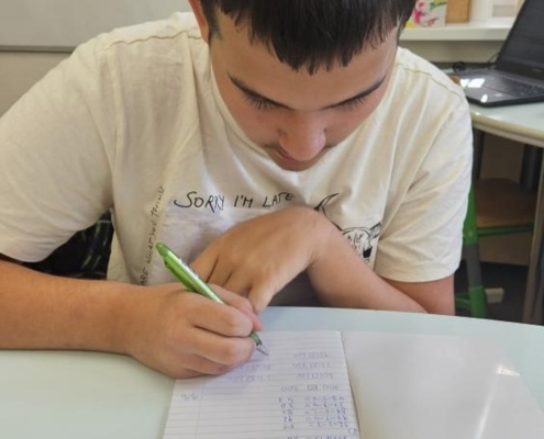 Kluci psali, četli, počítali, pracovali na interaktivní tabuli