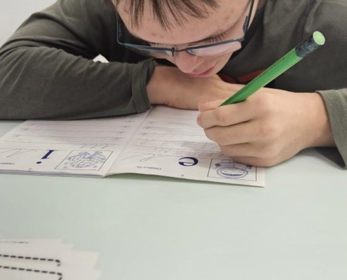 Kluci psali, četli, počítali, pracovali na interaktivní tabuli