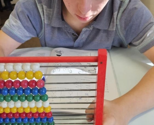 Kluci psali, četli, počítali, pracovali na interaktivní tabuli