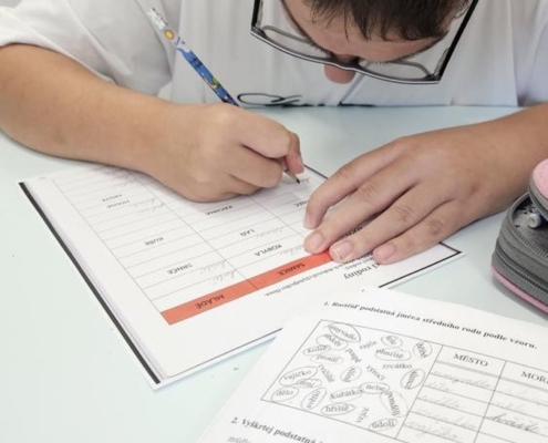 Kluci psali, četli, počítali, pracovali na interaktivní tabuli