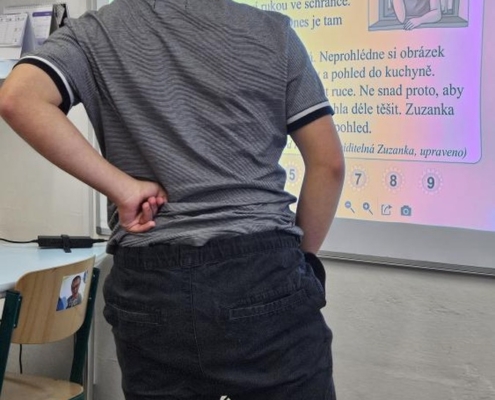 Kluci psali, četli, počítali, pracovali na interaktivní tabuli
