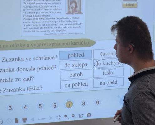 Kluci psali, četli, počítali, pracovali na interaktivní tabuli