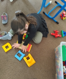 Puzzle, zábavné chvilky s kamarády, soutěž v kostkách, pobyt v malé tělocvičně a hraní si s Lego vláčkem