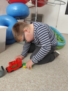 Puzzle, zábavné chvilky s kamarády, soutěž v kostkách, pobyt v malé tělocvičně a hraní si s Lego vláčkem