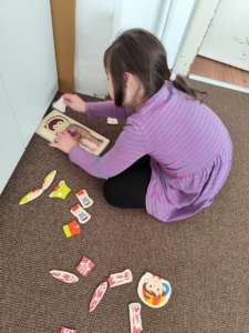 Puzzle, zábavné chvilky s kamarády, soutěž v kostkách, pobyt v malé tělocvičně a hraní si s Lego vláčkem