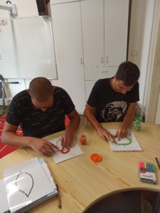 Matematika, psaní, výtvarná výchova - práce s barevným papírem