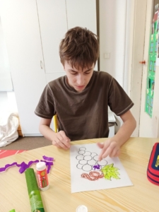 Matematika, psaní, výtvarná výchova - práce s barevným papírem