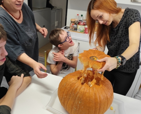 žáci třídy D dnes usilovně pracovali na tradiční halloweenské dýni