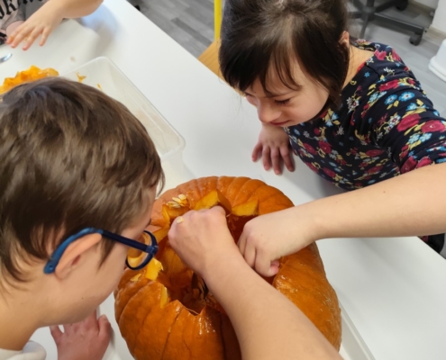 žáci třídy D dnes usilovně pracovali na tradiční halloweenské dýni