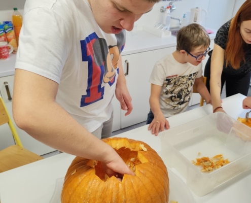 žáci třídy D dnes usilovně pracovali na tradiční halloweenské dýni