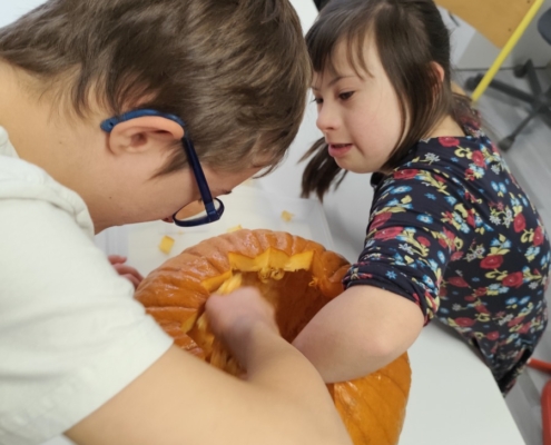 žáci třídy D dnes usilovně pracovali na tradiční halloweenské dýni