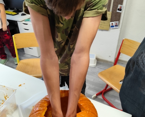 žáci třídy D dnes usilovně pracovali na tradiční halloweenské dýni