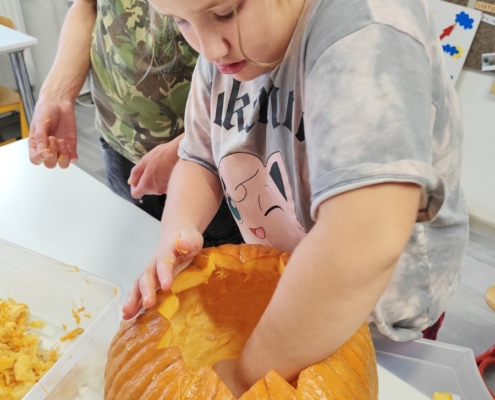 žáci třídy D dnes usilovně pracovali na tradiční halloweenské dýni
