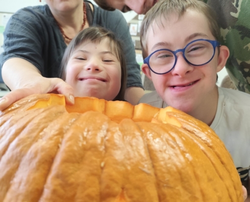 žáci třídy D dnes usilovně pracovali na tradiční halloweenské dýni