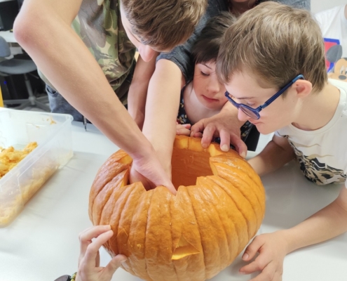 žáci třídy D dnes usilovně pracovali na tradiční halloweenské dýni