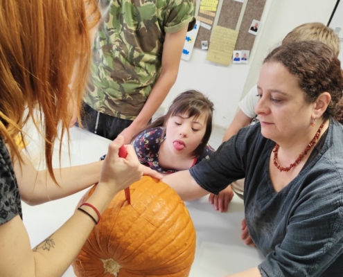 žáci třídy D dnes usilovně pracovali na tradiční halloweenské dýni