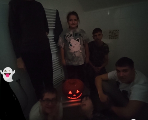 žáci třídy D dnes usilovně pracovali na tradiční halloweenské dýni