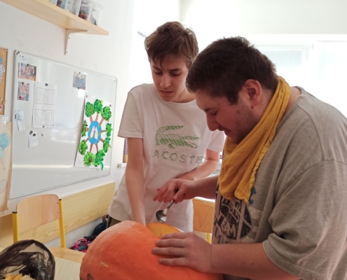 Ve třídě C jsme si společně vydlabali velkou dýni