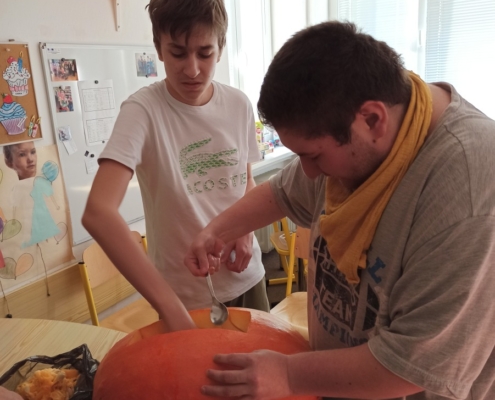 Ve třídě C jsme si společně vydlabali velkou dýni
