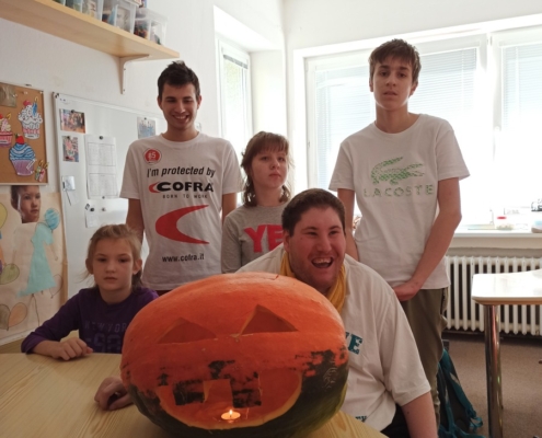 Ve třídě C jsme si společně vydlabali velkou dýni