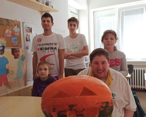 Ve třídě C jsme si společně vydlabali velkou dýni