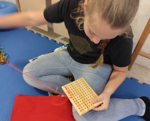 ŘÍJEN - provlékání, manipulace, rozlišování barev, nápodoba, hra "Bingo"