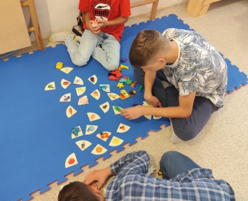 ŘÍJEN - provlékání, manipulace, rozlišování barev, nápodoba, hra "Bingo"